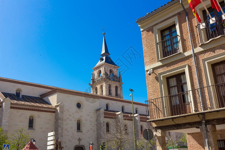 西班牙阿尔卡拉德赫纳斯教堂尖塔图片