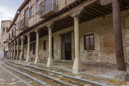 西班牙阿雷瓦洛支持木砖和房的典型石柱图片