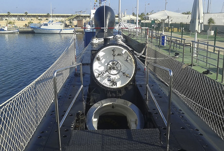 旧潜艇的窄舱门入口图片