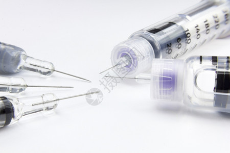 注射糖尿病胰岛素的现代注射器和针头图片
