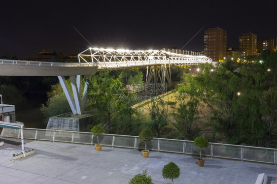 莫诺的桥行人道西班牙巴利亚多德的现代夜间结构图片