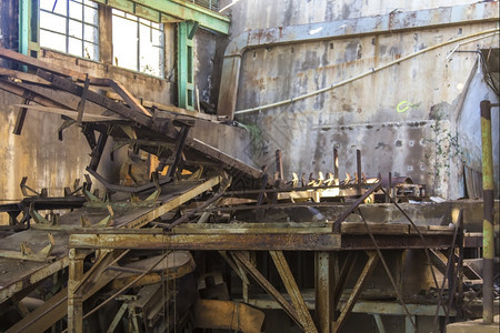 在战后废弃的煤矿中销毁机械图片