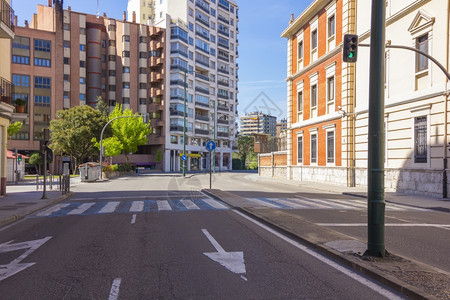 现代街道有行人交叉路口通灯和沥青上的油漆背景图片