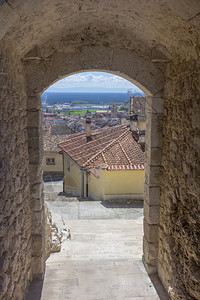 西班牙库埃拉尔村穆德贾时代的旧石墙和入口图片