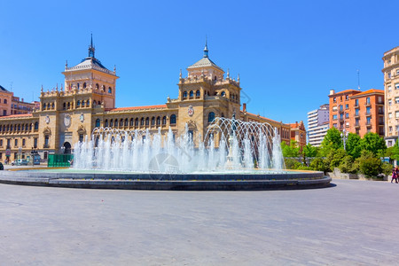 西班牙巴利亚多德的佐里亚广场现代喷泉图片