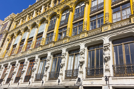 在西班牙巴利亚多德有高度装饰的外墙和大窗户漂亮旧建筑图片