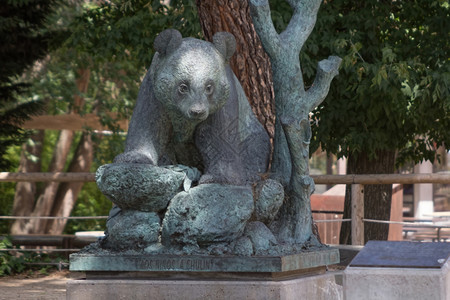 铜中的熊猫雕像图片
