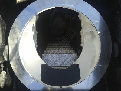 旧潜艇的窄舱门入口图片