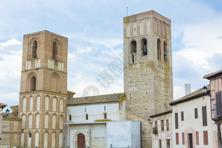 圣马丁教堂两座塔西班牙阿雷瓦罗图片