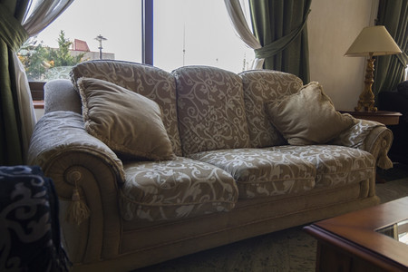 优雅的古董沙发和大坐垫图片