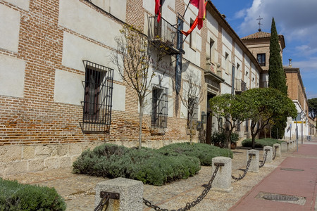 西班牙AlcaladeHenares镇的街道和老旧建筑图片