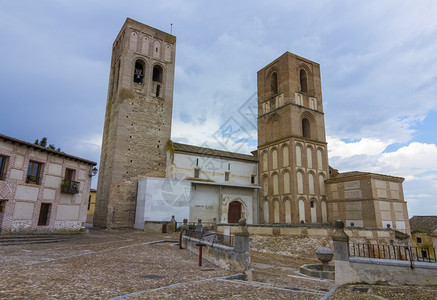 圣马丁教堂两座塔西班牙阿雷瓦罗图片