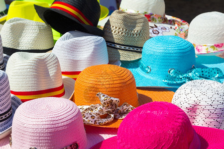 夏天有很多不同颜色的帽子图片