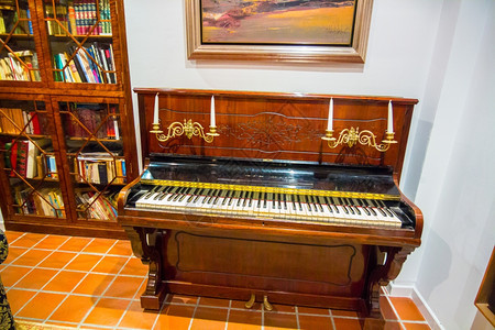 具有象牙键和旧开光灯的古董钢琴图片
