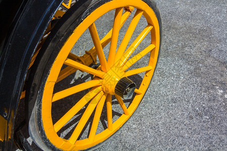古代车轮黄色图片