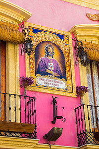 漂亮的粉红色房子与梅迪纳切利基督主阿梅里亚图片