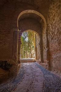西班牙马拉加著名的LaAlcazaba古老的砖道门图片