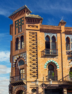 在西班牙塞维利亚高度装饰的阿拉伯式建筑图片
