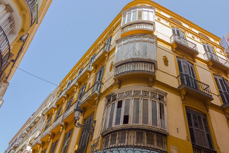 西班牙马拉加市露台有大窗户的住宅楼图片