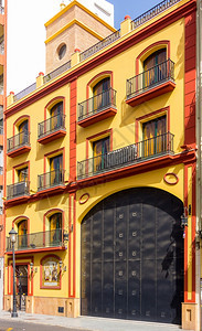在西班牙马拉加市有大型门车的优等公寓大楼图片