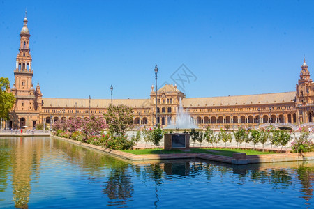西班牙塞维利亚著名的西班牙广场池塘图片