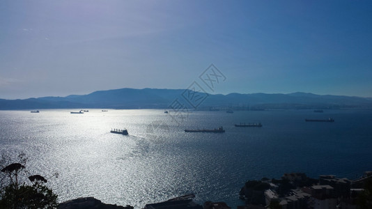 欧洲与亚间直布罗陀海峡的货船图片