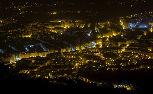 西班牙奥维多市夜空中巡视图片