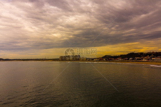 西班牙吉琼市日落时的海岸图片