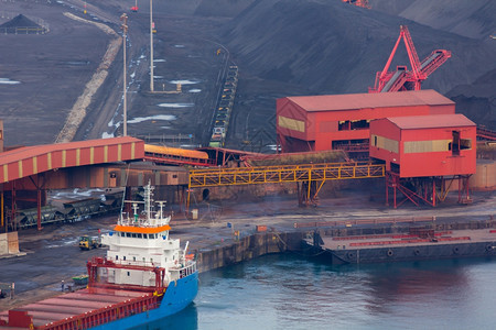 用于在港口运输煤炭的磁带甲板背景图片