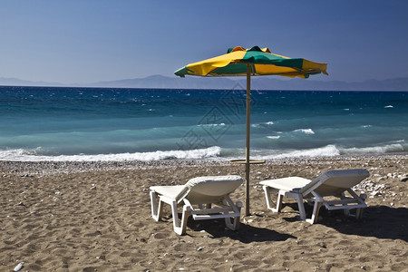沙滩上的椅子和伞图片