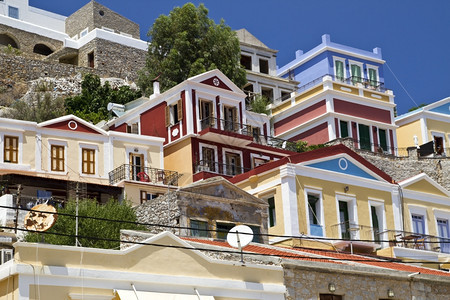 锡米岛传统希腊多彩房屋图片
