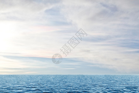 平静的海洋和多云天空背景图片
