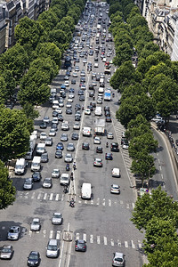 ChampsElysees大道和汽车的空中景象图片