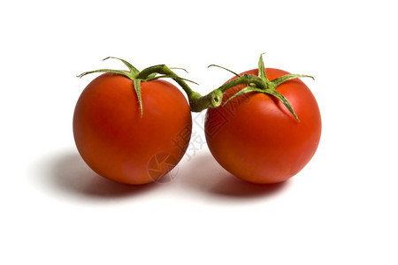 白色背景孤立的两只新鲜西红柿图片