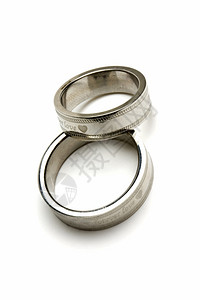 一对结婚戒指被白隔绝背景图片