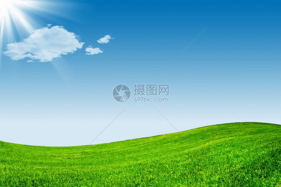蓝色的天空和绿色的草原图片