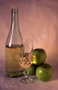 涂漆背景上的白葡萄酒和苹果图片