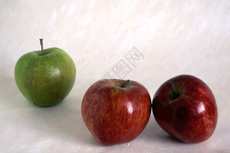 油漆背景上的三个苹果图片