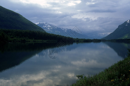 拥有蓝色清洁水的美丽山湖图片