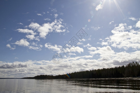 蓝色天空和湖泊的美丽景观图片