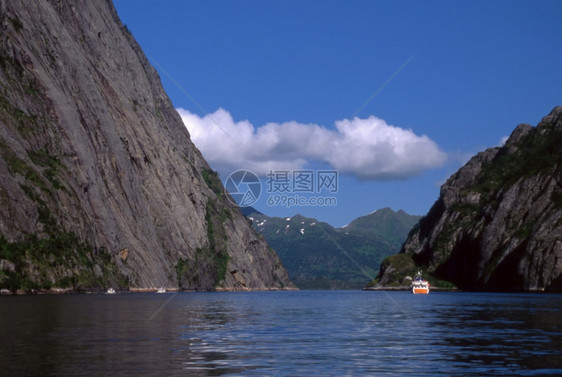 美丽的山丘和海位于蓝天空的诺华北边图片