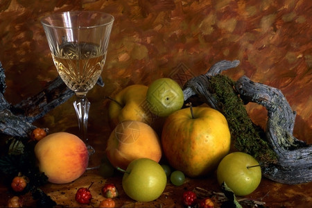 白葡萄酒和水果图片