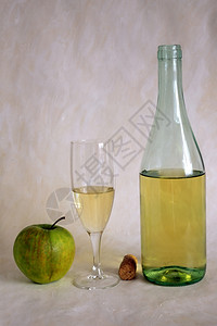 白葡萄酒和苹果在涂漆背景上被孤立图片