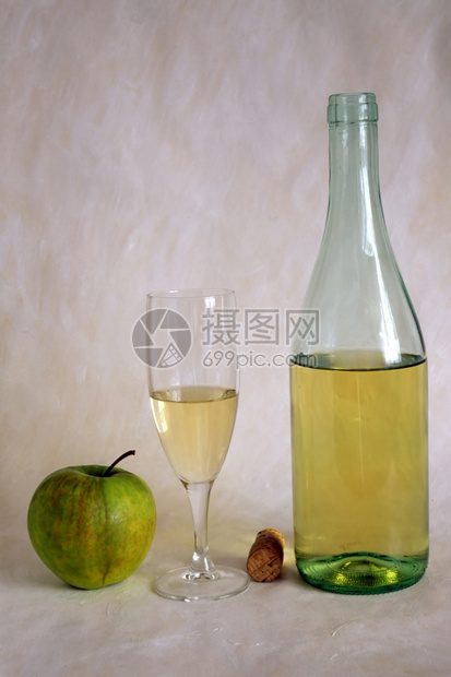 白葡萄酒和苹果在涂漆背景上被孤立图片