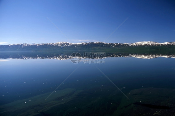 Mirrow湖和挪威雪山图片