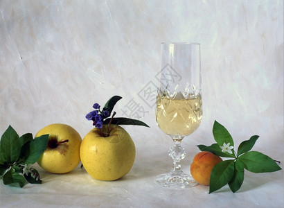 一杯白葡萄酒在涂漆背景上分离水果图片