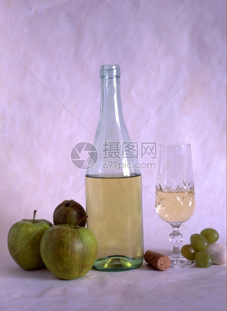 白葡萄酒和水果图片
