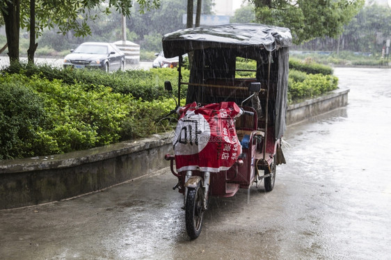 在雨中乘电动计程车图片