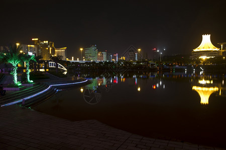 美丽的城市夜景和反射图片