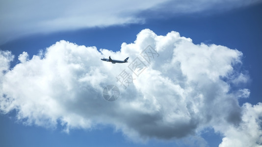蓝色天空中的飞机图片